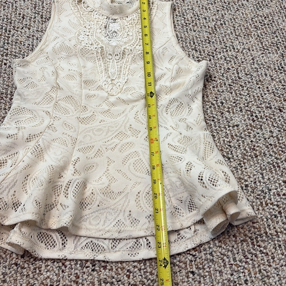 Papaya Elegant Cream Lace Sleeveless Keyhole Back Top. Medium. EUC - Picture 12 of 14